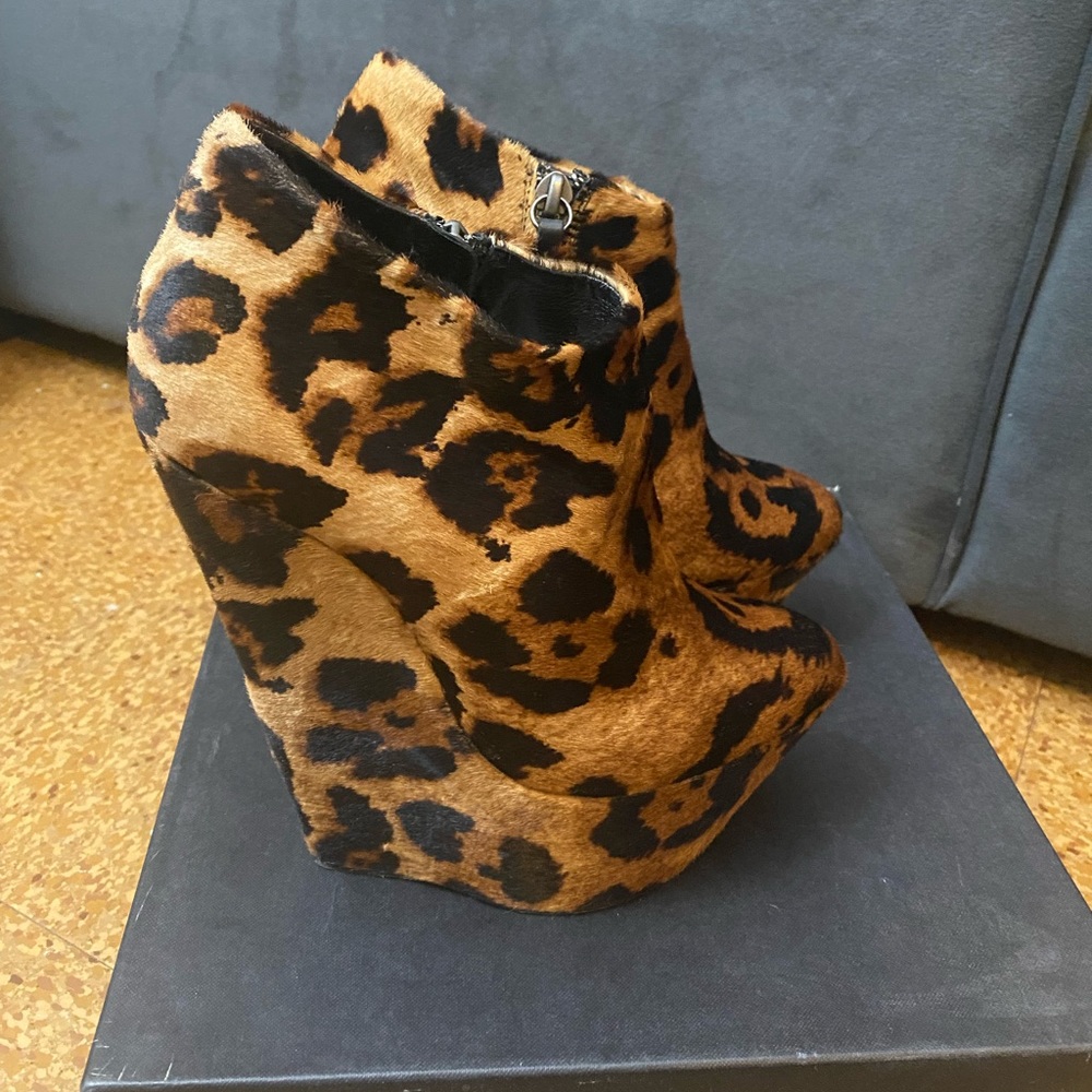 Giuseppe Zanotti pony hair Leopard ankle wedge booties. Size 37 (7)